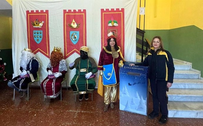 Empleados de Correos recogen cartas para Papá Noel y los Reyes Magos.