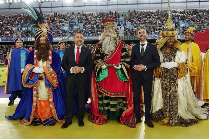 El alcalde de Santa Cruz de Tenerife, José Manuel Bermúdez, y el concejal de Fiestas, Javier Caraballero, en el espectáculo de Reyes Magos