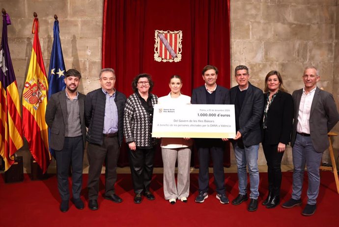 La presidenta del Govern, Marga Prohens, entrega cheque a la Felib