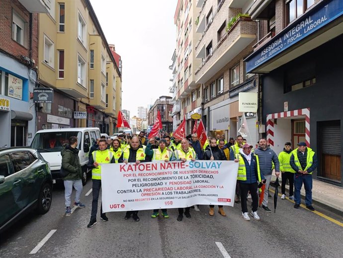 Manifestación de la plantilla de Katoen Natie, empresa concesionaria del servicio de logística de la fábrica de Solvay