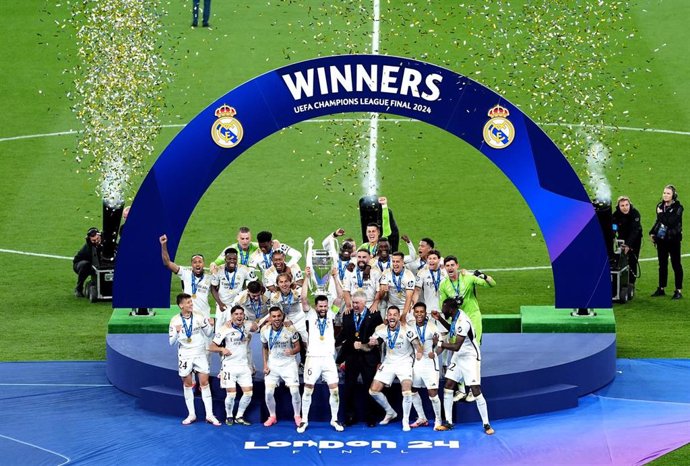 Archivo - 01 June 2024, United Kingdom, London: Real Madrid's Nacho Fernandez lifts the trophy as the team celebrates winning the UEFA Champions League final soccer match against Borussia Dortmund at Wembley Stadium. Photo: Zac Goodwin/PA Wire/dpa