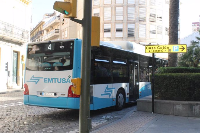 Archivo - Autobús de Emtusa en Huelva capital.