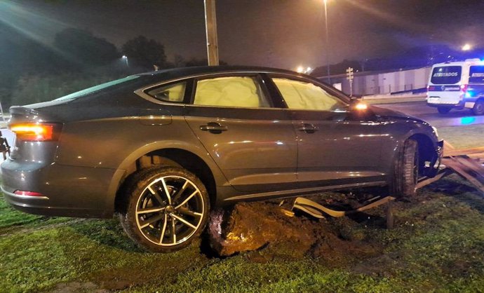 Coche accidentado en Lugo contra una señal.