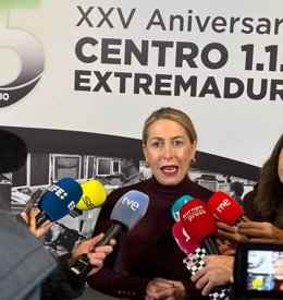 La presidenta de la Junta de Extremadura, María Guardiola, atiende a los medios en Mérida