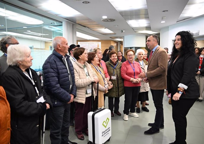 El presidente de la Diputación de Granada, Francis Rodríguez, con los beneficiarios del programa 'Convivencia de Mayores en Navidad'.