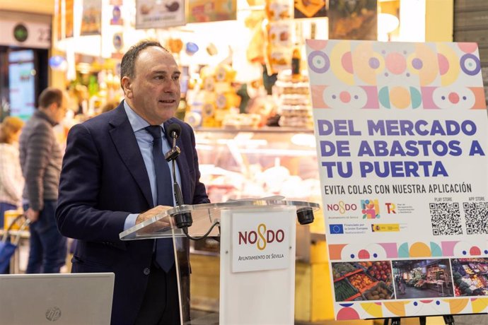 El delegado de Consumo y Espacio Púbico, José Lugo en la ampliación de la plataforma de comercio electrónico para los Mercados de Abastos de Sevilla.