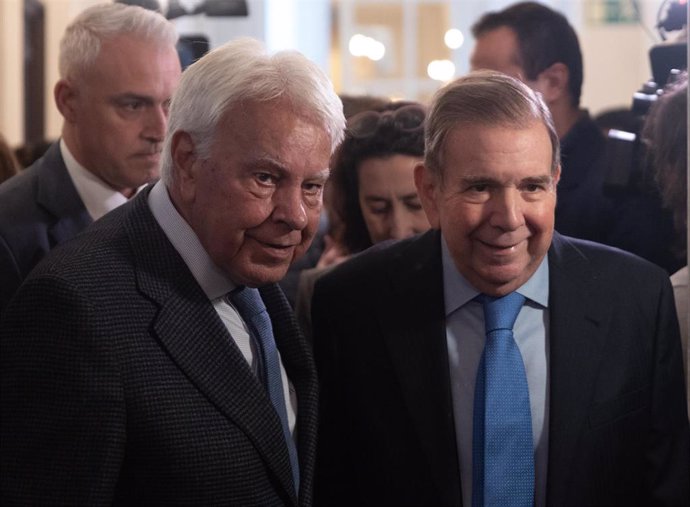 El ex presidente del Gobierno Felipe González (i) y el presidente electo de Venezuela, Edmundo González (d), llegan a un desayuno informativo de Fórum Europa, en el Hotel Mandarin Oriental Ritz de Madrid, a 23 de diciembre de 2024, en Madrid (España).