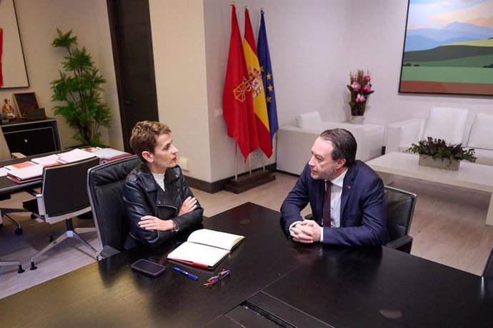 Imagen de la reunión entre la presidenta de Navarra, María Chivite, y el rector de la UPNA, Ramón Gonzalo