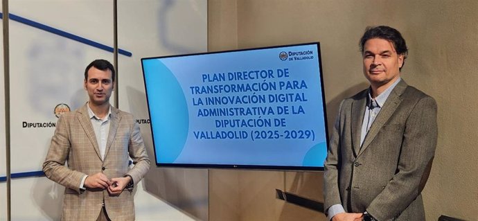 El vicepresidente segundo de la Diputación de Valladolid, David Esteban, junto al jefe del Servicio de Nuevas Tecnologías, Mariano Díaz Arenas, presentan el Plan Director de Transformación para la Innovación Digital Administrativa