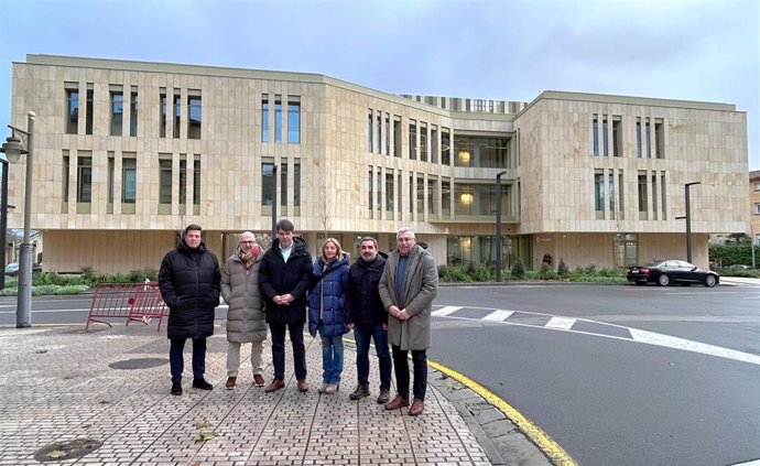 Diputados y concejales socialistas junto al Centro de Salud de la Villanueva