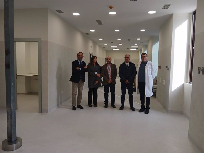 El delegado de Salud y Consumo de Málaga visita las obras de adecuación de la unidad de investigación en Hospital Civil.