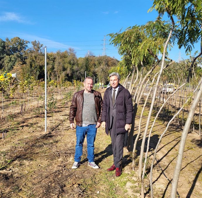 Andrés Lorite (dcha.), destaca la importancia de la profesionalización del sector agroganadero para mejorar la competitividad.