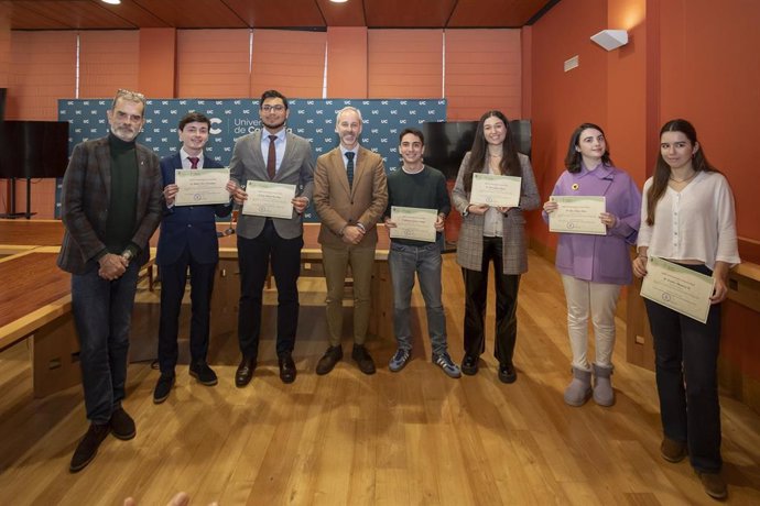 El consejero de Educación, Sergio Silva, junto a los estudiantes reconocidos con los Premios Extraordinarios de Bachillerato