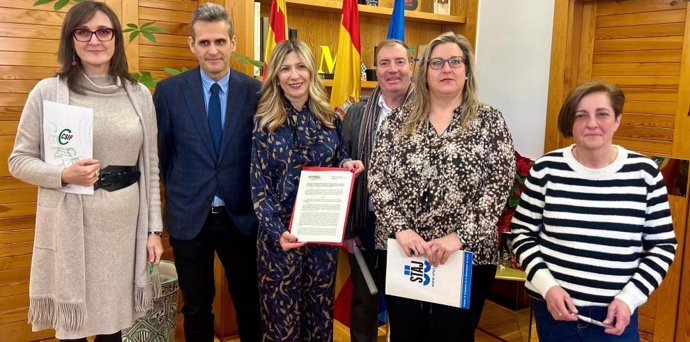 La vicepresidenta del Gobierno de Aragón, Mar Vaquero, y el director general de Justicia, Javier Martínez, junto a los representantes de las asociaciones sindicales, este lunes tras la firma del acuerdo.