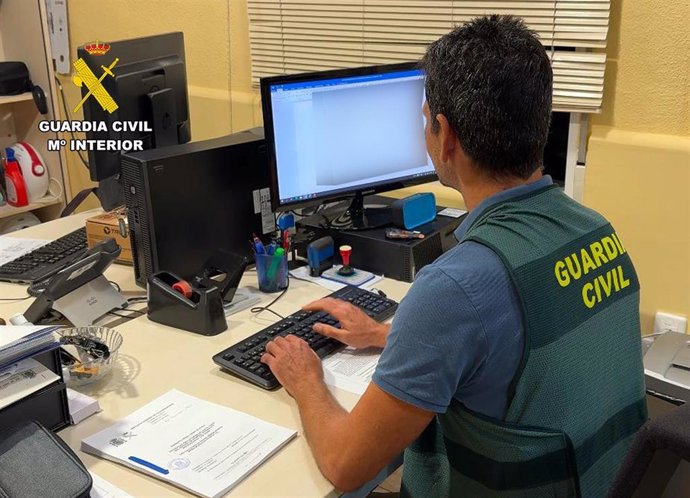 Un agente de la Guardia Civil trabaja con un ordenador