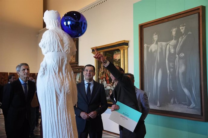 El presidente de la Junta de Andalucía, Juanma Moreno, este lunes durante su visita, en Granada, a la exposición 'Reflejos: Picasso y Koons en La Alhambra'