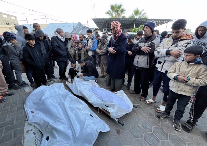 Palestinos rezan en el Hospital Mártires de Al Aqsa de Deir al Balá frente a varios muertos a causa de la ofensiva del Ejército de Israel contra la Franja de Gaza (archivo)