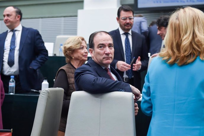 El segundo teniente de Alcalde de Madrid, Borja Carabante, durante un pleno del Ayuntamiento de Madrid, en el Palacio de Cibeles 