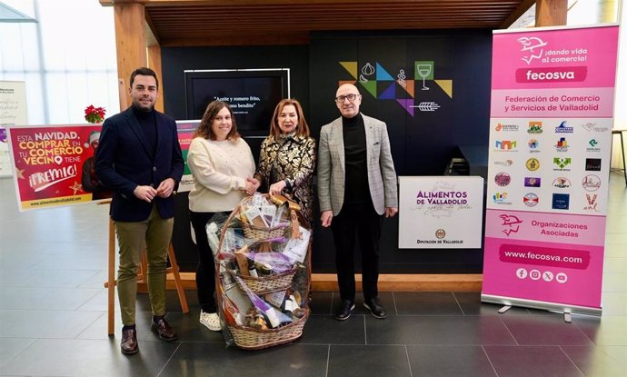 Diputación y Fecosva entregan la cesta de la campaña 'Esta Navidad comprar en tu comercio vecino tiene premio' .