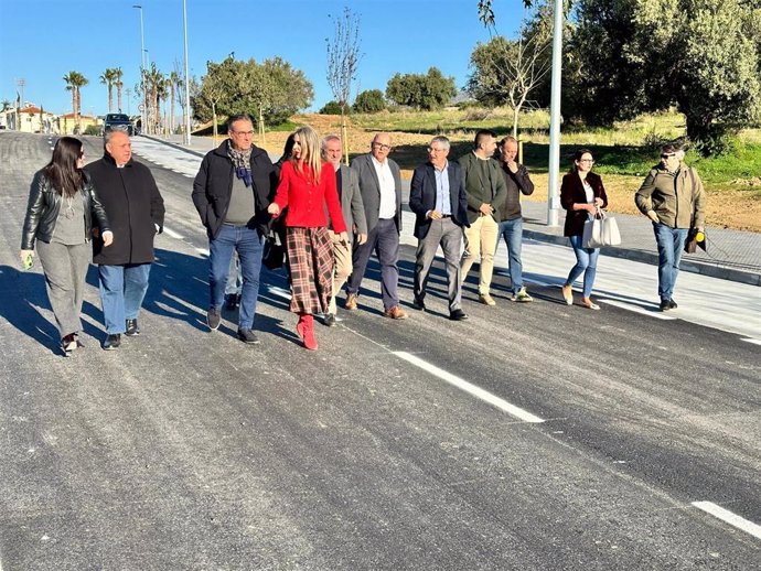 El presidente de la Diputación, Francisco Salado, junto al alcalde del municipio, Jesús Lupiáñez en un acto celebrado en la propia vía, ya reabierta al tráfico, al que también han acudido otros representantes políticos de ambas instituciones