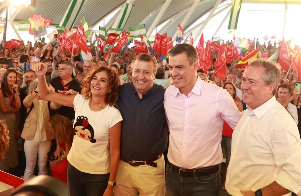 Archivo - De izqda a derecha, la vicesecretaria general del PSOE, María Jesús Montero; el secretario general del PSOE de Sevilla, Javier Fernández; el líder del PSOE, Pedro Sánchez, y su homólogo en el PSOE-A, Juan Espadas, en un mitin en La Rinconada (