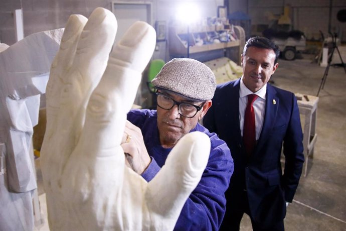 El presidente de la Diputación de Almería en el taller del escultor Francisco Alías 'El Zapa' en Macael (Almería).