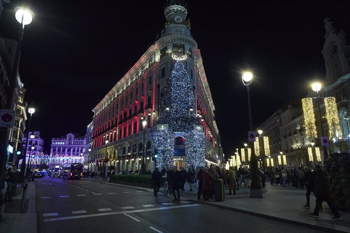 Decoración navideña en el exterior del Hotel Four Seasons, a 9 de diciembre de 2024, en Madrid (España).