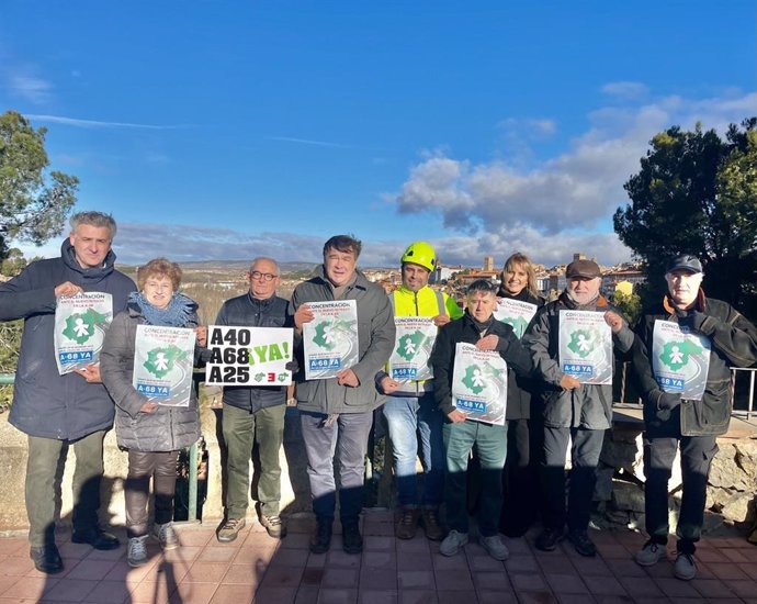 Tomás Guitarte, junto al resto de representantes de Teruel Existe, animando a manifestarse para reclamar que se incluyan partidas en los Presupuestos de 2025 para ejecutar los tramos que ya cuentan con proyecto de la A-68.