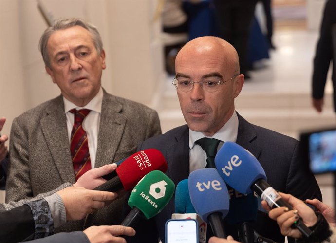 El coordinador jurídico de VOX, Jorge Buxadé, ofrece declaraciones a los medios durante un desayuno informativo de Fórum Europa, en el Hotel Mandarin Oriental Ritz de Madrid, a 23 de diciembre de 2024, en Madrid (España).