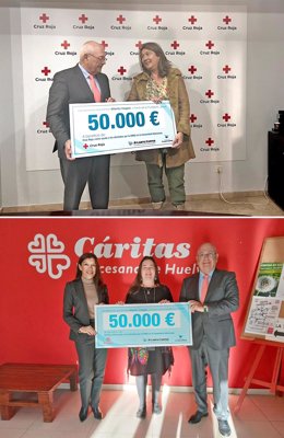 Entrega de los cheques.