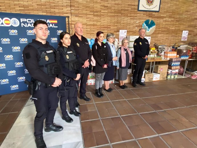 Policía Nacional recoge tres toneladas de alimentos y productos primera necesidad para niños de dos colegios de Málaga.