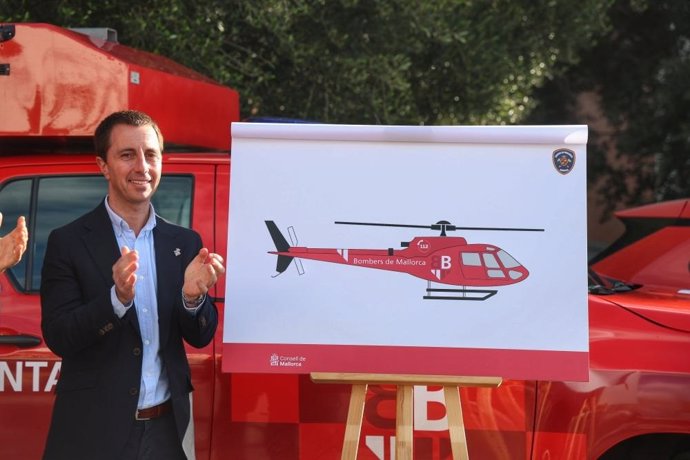 El presidente del Consell de Mallorca, Llorenç Galmés, en la presentación del nuevo helicóptero.