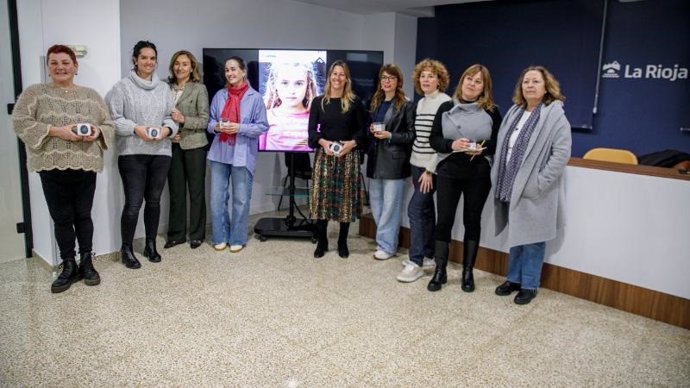 La consejera de Salud y Políticas Sociales, María Martín, y la directora general de Servicios Sociales e Instituto de Igualdad, Marta Gómez, mantiene un encuentro con familias de acogida de nuestra región