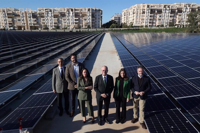 El Ayuntamiento de Málaga pone en servicio en la desalobradora de El Atabal y el depósito de Teatinos el mayor parque fotovoltaico de la red municipal.