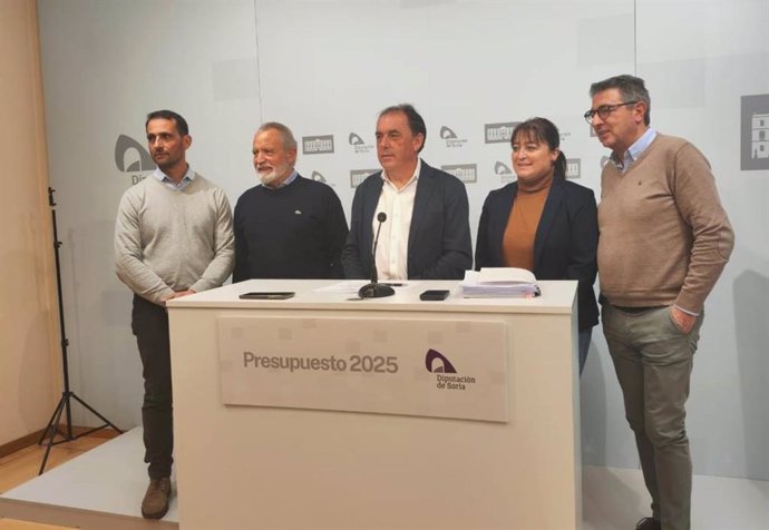 Equipo de Gobierno de la Diputación de Soria con el presidente en el centro.