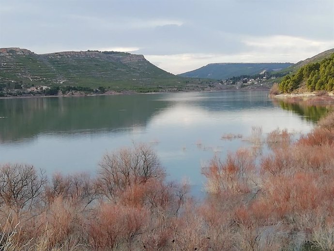 Archivo - La reserva de agua embalsada en la cuenca del Ebro está a un 74% de la capacidad total.