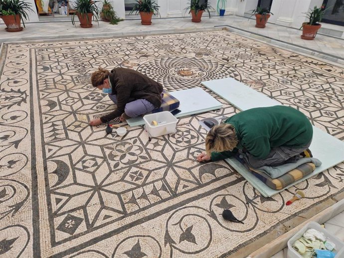 Tareas de restauración en el mosaico de Medusa