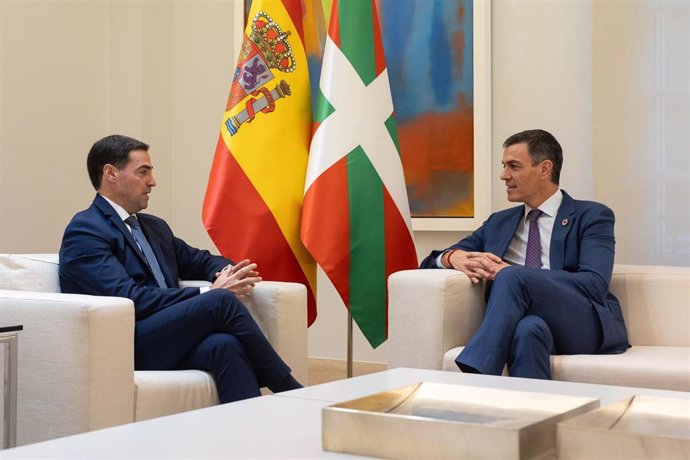 El presidente del gobierno, Pedro Sánchez (d), durante su encuentro con el lehendakari, Imanol Pradales (i), antes de la Comisión Bilateral de Cooperación del Estado - País Vasco, a 27 de noviembre de 2024, en Madrid (España). 