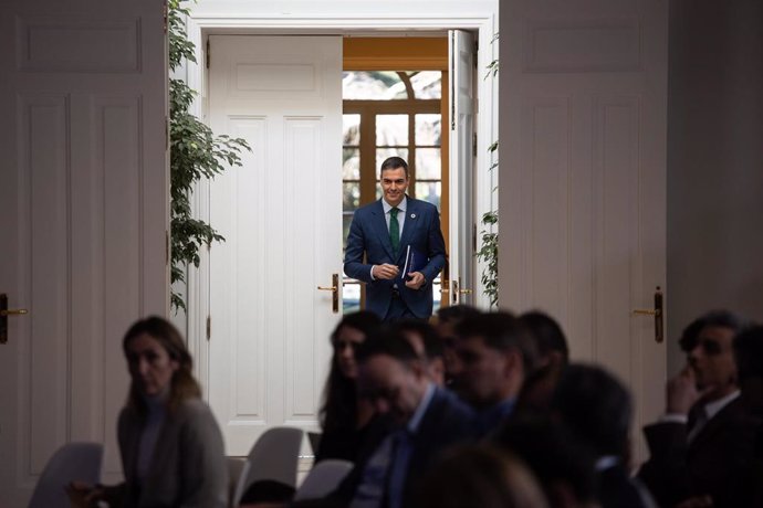 El presidente del Gobierno, Pedro Sánchez, llega a una rueda de prensa posterior a la reunión del Consejo de Ministros, a 23 de diciembre de 2024, en Madrid (España). 