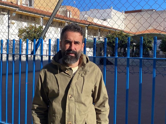 Alberto Mayoral ante el Colegio Ciudad Jardín de Córdoba capital.