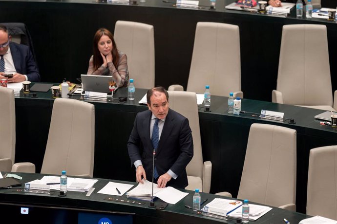 El segundo teniente de Alcalde de Madrid, Borja Carabante, interviene durante una sesión ordinaria del Pleno municipal, en el Palacio de Cibeles, a 23 de diciembre de 2024 en Madrid (España). 