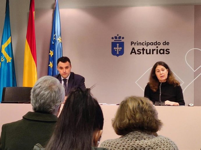 El consejero Guillermo Peláez y la viceconsejera Encarnación Vicente durante la presentación del 'Plan de Infraestructuras Judiciales de Asturias 2025-2035'