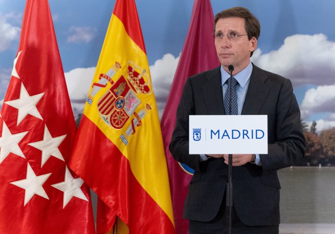 El alcalde de Madrid, José Luis Martínez-Almeida, interviene tras una sesión ordinaria del Pleno municipal, en el Palacio de Cibeles, a 23 de diciembre de 2024 en Madrid (España).