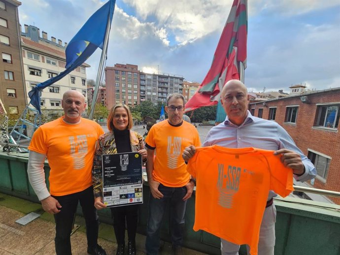 Amaia del Campo e Iñigo Asensio junto a los representantes de la Sociedad Ciclista Barakaldesa en la presentación de la San Silvestre.