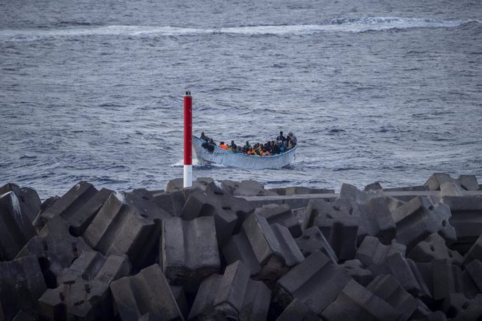 Un cayuco a su llegada al puerto de La Restinga, a 7 de diciembre de 2024, en El Hierro, Canarias (España). 