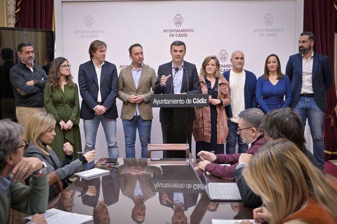 Bruno García en rueda de prensa acompañado de parte del equipo de gobierno.