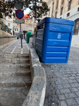 Un contenedor de papel y cartón en el centro de Jaén.