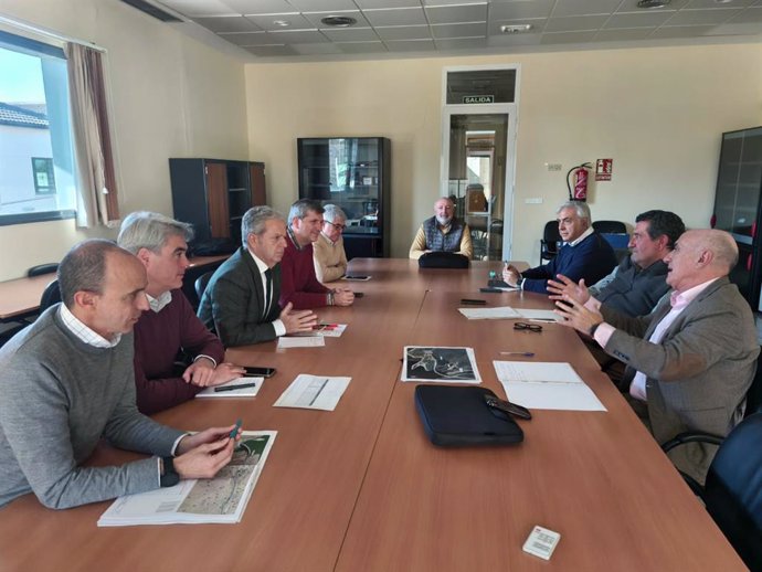 Fuentes (izda.,centro) escucha a Moraleda (dcha.), durante la reunión para tratar sobre La Colada.