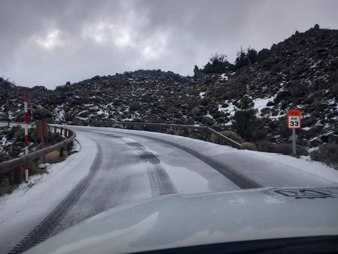 Carreteras de acceso al Teide, cerradas al tráfico por hielo y nieve