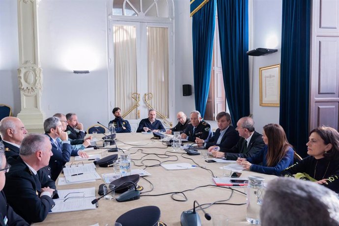 La Junta Local de Seguridad de Málaga con motivo de la Navidad  se ha celebrado en el Ayuntamiento presidida por el alcalde, Francisco de la Torre, y el secretario general de la Subdelegación del Gobierno, Juan Pedro Carnero.